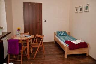 Хостелы Hostel KaWuKa Забже Трехместный номер-1