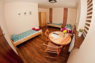 Хостелы Hostel KaWuKa Забже Трехместный номер-4